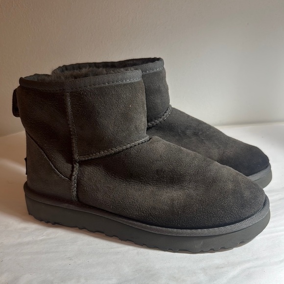 Used / dirty Gray Uggs Suede Ankle Boots women’s size 6 - Picture 1 of 7